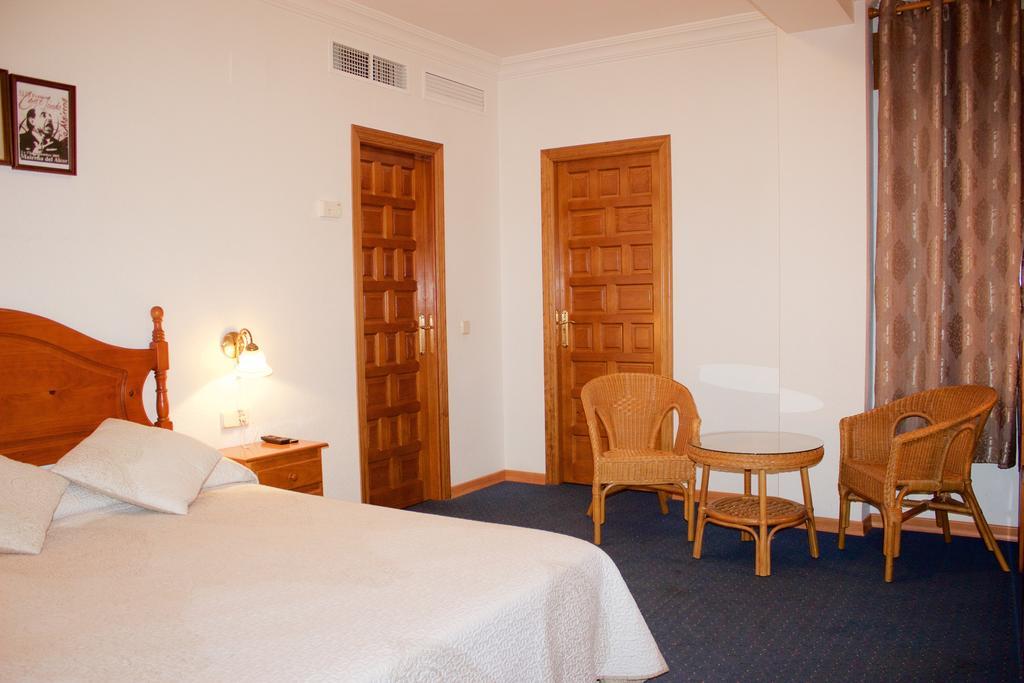 Hotel Mairena Майрена-дель-Алькор Экстерьер фото